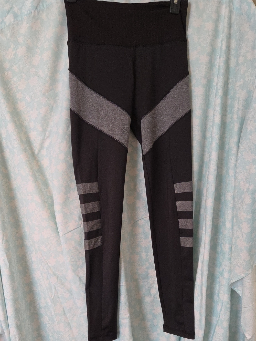High-Waist Black Leggings with Gray Contrast Panels